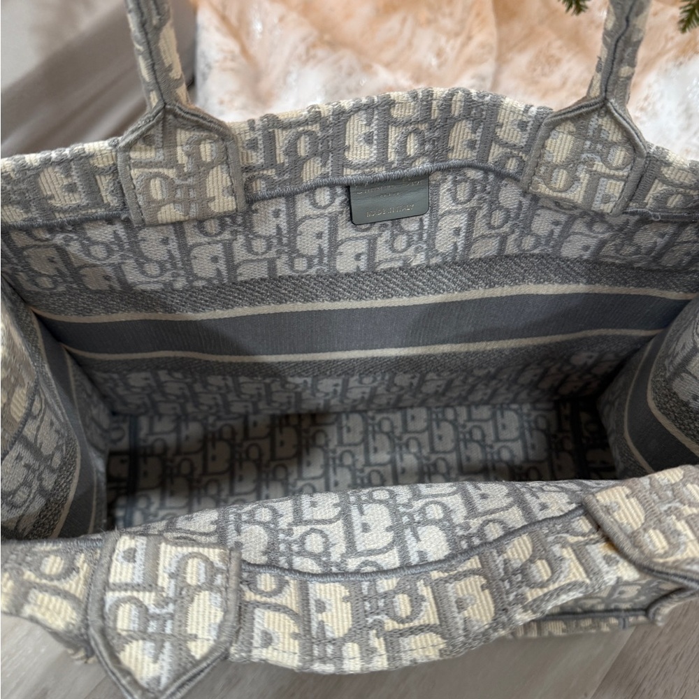 Dior Gray and White Tote Bag - Picture 5 of 11